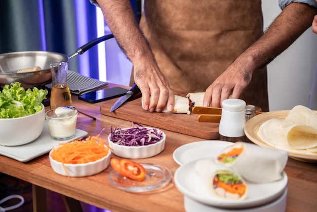 Kucharz przygotowujący danie