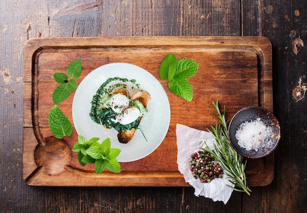 Zdjęcie potrawy w rustykalnym otoczeniu